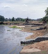 Groynes costruiti con gabbioni, per proteggere le sponde di un fiume.