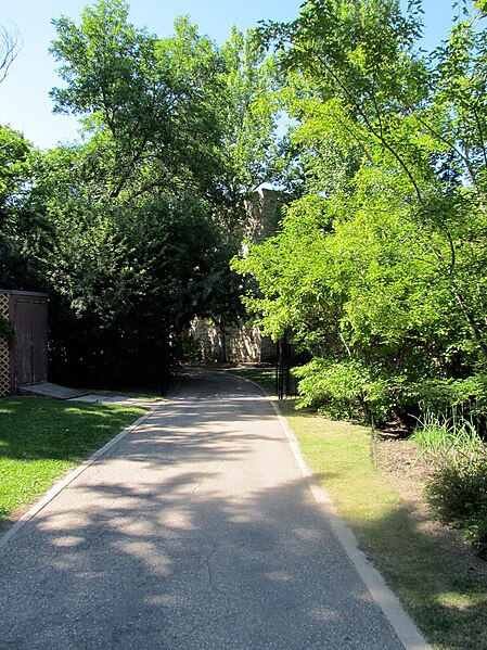 File:Faculty Club Pathway (6149424626).jpg