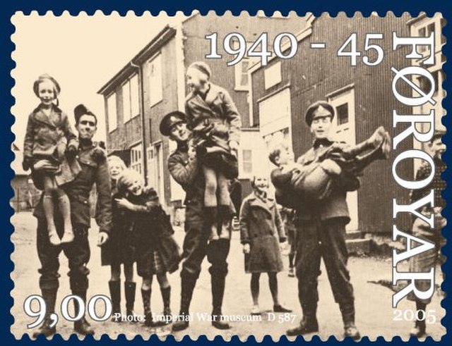2005 Faroese stamp commemorating friendly relations between British soldiers and the Faroese