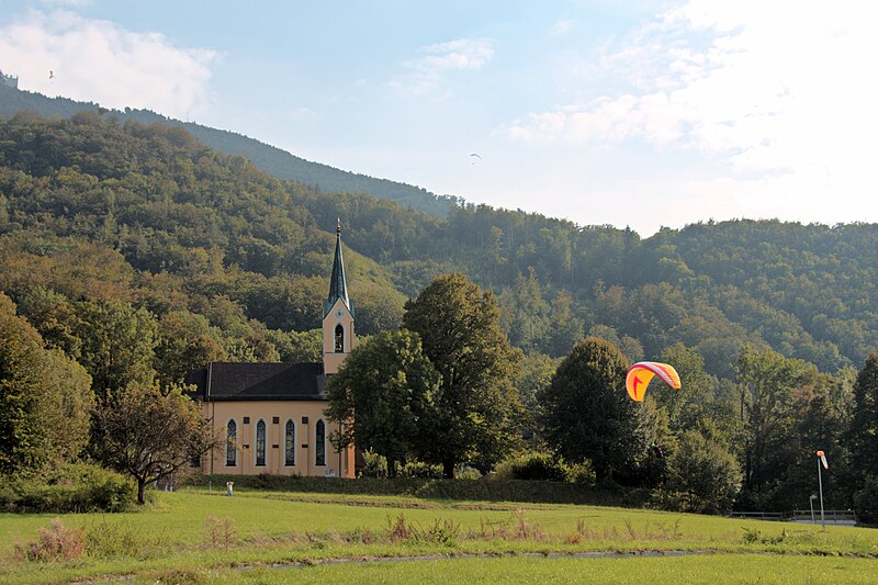 File:Filialkirche Guggenthal mit Paragleiterlandung 1.jpg