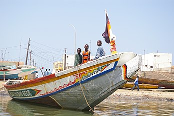 Bateau de pêche à Saint-Louis (Sénégal). (définition réelle 3 008 × 2 000*)