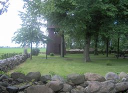 Klockstapel vid platsen för Flackarps kyrka.