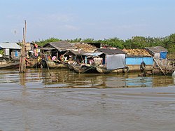 Husbåtar på Tonle Sap