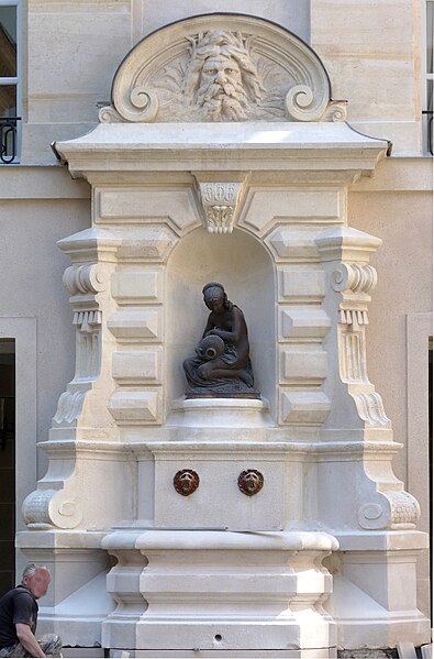 File:Fontaine au 23 rue de Turenne Paris 4e.jpg