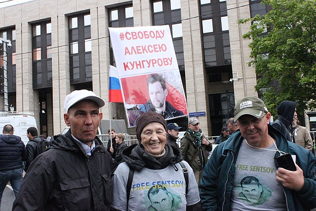 Anti-Putin rally in Moscow, 10 June 2018. Participants are wearing "Free Sentsov" T-shirts.