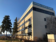 Ehemaliger Standort des St. Joseph's Hospital, jetzt Denali State Bank. (46806436065) .jpg