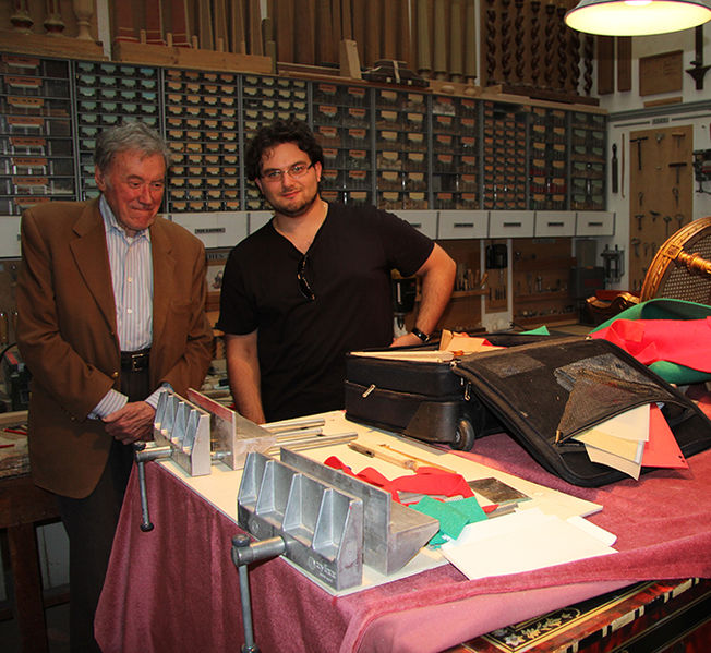 File:Francesco Mazzoli avec Claude Mercier-Ythier dans sa boutique, Paris 2013.jpg