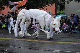 Белый волк на параде солнцестояния во Фремонте в 2011 году