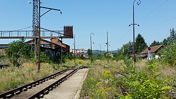 Fosta stație de încărcare-descărcare a rafinăriei. Clădirea gării se vede în dreapta imaginii.