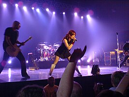 Garbage koncerte en Kopenhago en 2005 kun Shirley Manson ĉe la fronto de la sceno