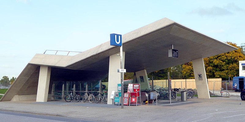 File:Garching Forschungszentrum, U-Bahnhof, Zugang, 2.jpeg