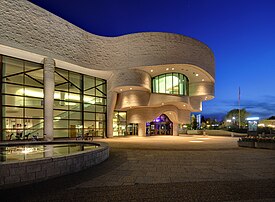 Entrée des visiteurs du Musée canadien de l'histoire, conçu par l'architecte Douglas Cardinal. (définition réelle 3 768 × 2 764)