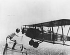Gladys Ingle bringt sich in Stellung, um im Flug von Bon MacDougalls Jenny in Art Goebels Flugzeug zu wechseln (Bild von 1926) KW 29 (ab 16. Juli 2023)