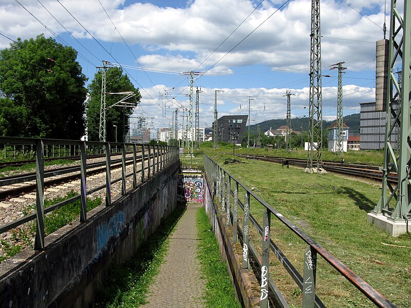 File:Gleisanlagen südlich des Freiburger Hauptbahnhofs mit Fußweg (vorne), am linken Bildrand die Gleise 2.jpg