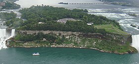 Die Insel zwischen den beiden Wasserfällen.