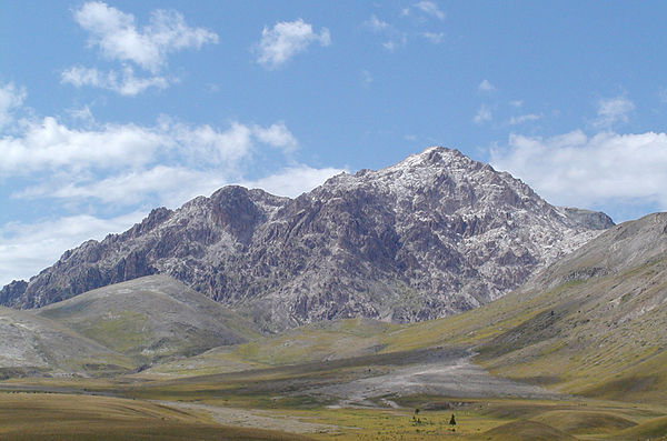 The Gran Sasso d'Italia hosted the end of the 195 km (121 mi) fourteenth stage.