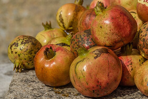 Granatäpfel auf einem Markt in BAR (Montenegro)