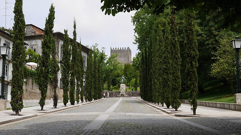 File:Guimaraes (26145587229).jpg