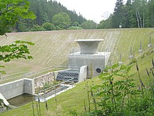 Der wieder aufgebaute Damm 2007, mit Hochwasser-Überlauf