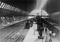 View of the platforms under the 1st platform roof of Amsterdam C.S. with a steam locomotive from the 1700/1800 series in the middle. (1930 - 1939)