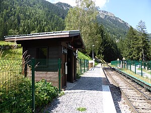 Single-story shelter on side platform