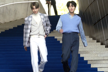 2020-21: Korean men in the 1980s and 2000s-inspired outfits fashionable in the early 2020s. Han Seung-woo and Cho Seung-youn at Seoul Fashion Week SS 2020 02.png