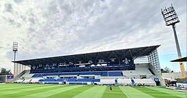 Главная трибуна перед первым матчем Бундеслиги сезона 2023/24