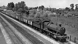 Een goederentrein in 1962 op weg naar Londen vlak ten westen van Hayes & Harlington.