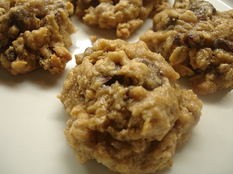 File:High Fiber Oatmeal Raisin Chocolate Chip Cookies in a ball.jpg