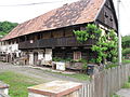 Čeština: Balkon hrázděného domu v Hrušovce. Okres Litoměřice, České republika. English: Balcony of a timber framed house in Hrušovka village, Litoměřice District, Czech Republic.