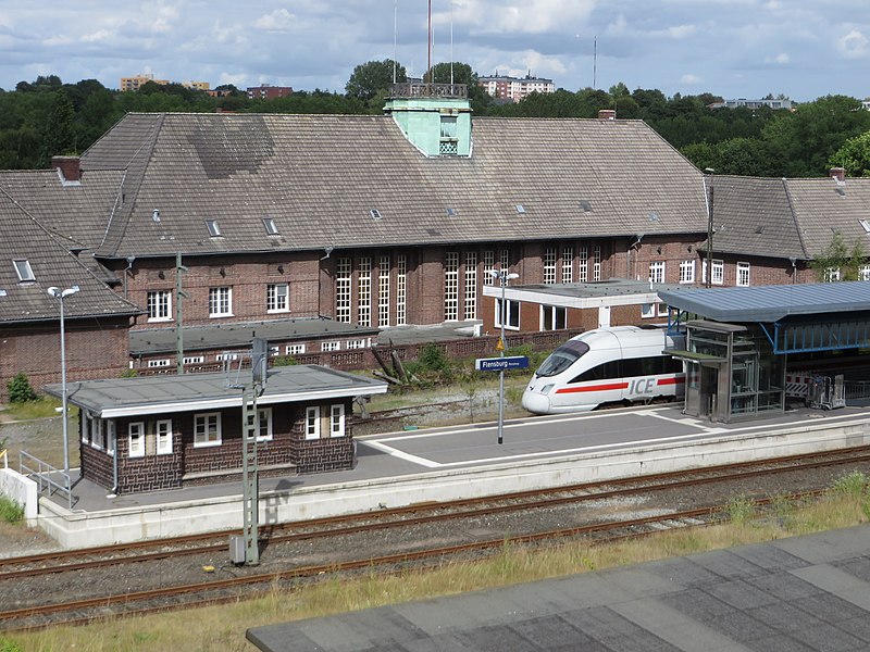 File:ICE im Bahnhof Flensburg (31 Juli 2015), Bild 21.jpg