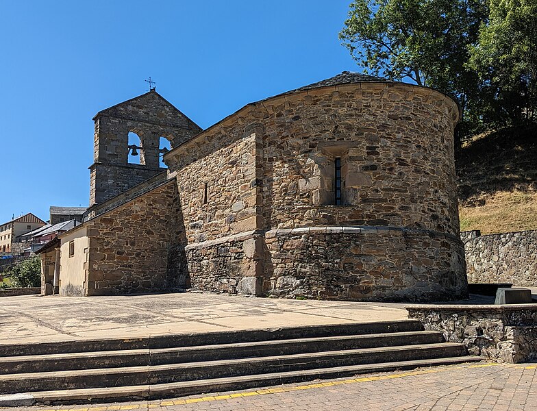 File:Iglesia de San Julián, Robles de Laciana 04.jpg