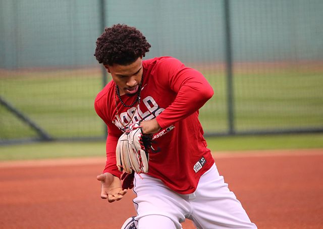 File:Indians shortstop Francisco Lindor works out before World Series Game  6. (30419011500).jpg - Wikimedia Commons