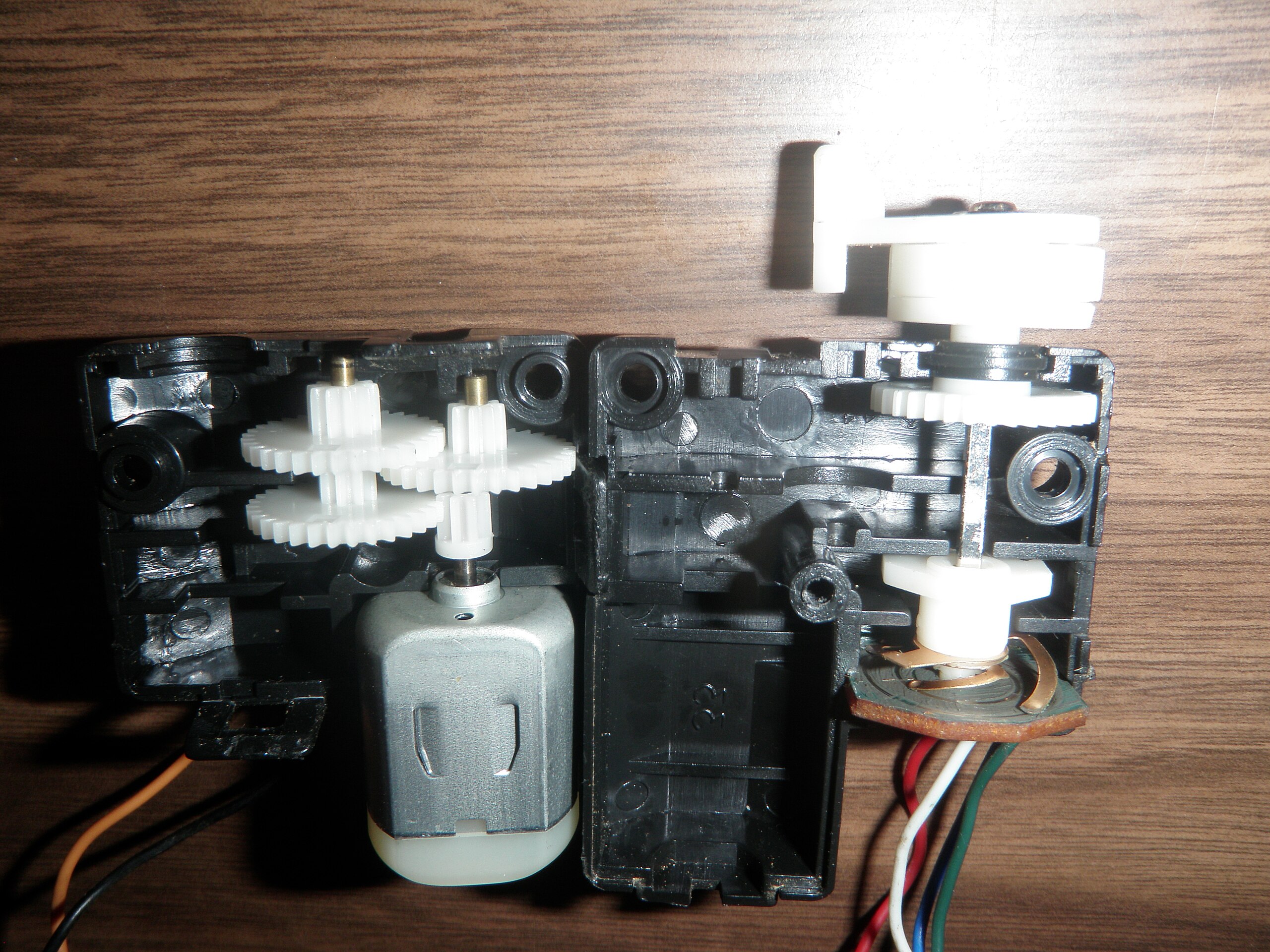 File:Inside a servo motor.JPG - Wikimedia Commons