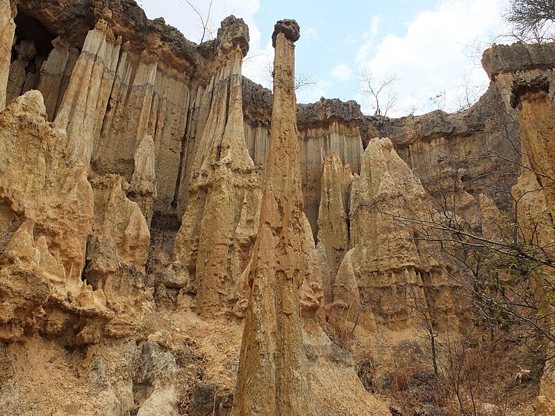 File:Isimila Erosion Site (near Iringa, Central Tanzania) 6.jpg