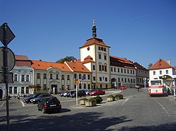 Masarykovo náměstí v Jílovém u Prahy s radnicí