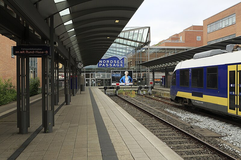 File:J38 648 Bf Wilhelmshaven Hbf, Querbahnsteig.jpg