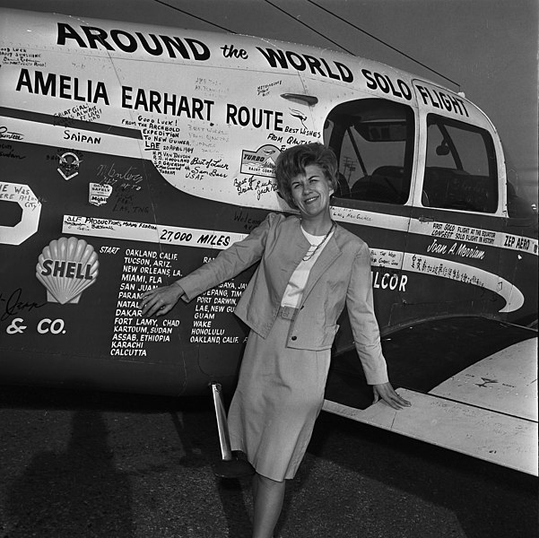 File:Joan Merriam Smith with her plane.jpg