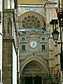 Gasse in Toledo, Blick auf die Puerta del Reloj der Kathedrale