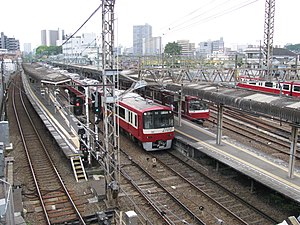 Kanagawa-Shinmachi Station 01.jpg