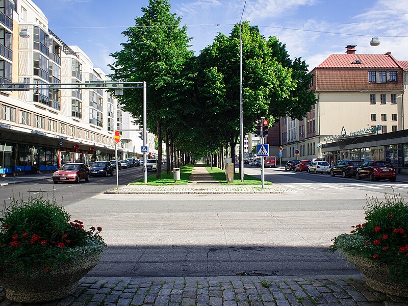 File:Kauppapuistikko Rauhankatu intersection.jpg