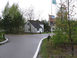 Cottage at a roundabout, near the reception of Sunparks Kempense Meren. Kempense meren cottage rotonde.JPG