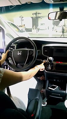 A woman shows Honda Odyssey (international) Smart Entry System Keyless start in Honda Odyssey.jpg