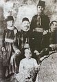 Il-familja ta' Jibran Khalil Jibran, hu fuq ix-xellug, Mutasarrifate ta' Mount Lebanon, 1880s.
