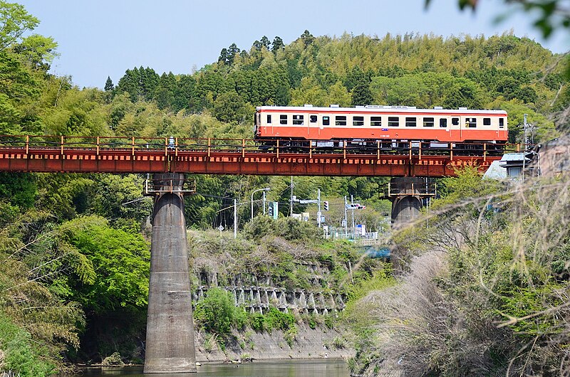 File:Kiha 52 125 rijdt over de brug nr.7 over de Isumi, -30 april 2011 a.jpg