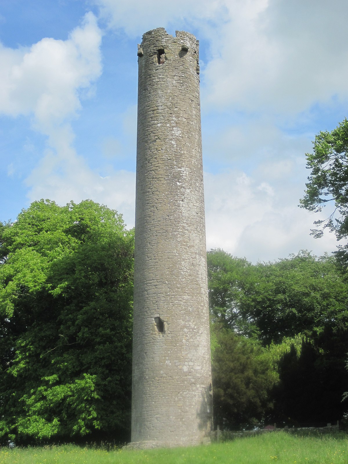 Round tower. Круглые башни Ирландии. Башня с круглой вершиной. Круглые башни джерси. Рим круглая башня.