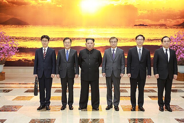 Kim Jong-un meeting with South Korean envoys at the Workers' Party of Korea main building, 6 March 2018