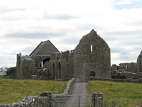 Fotografia de um edifício religioso em ruínas, mas de pé