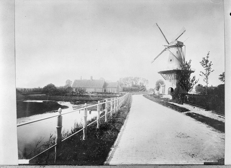 File:Korenmolen reproductie van oude foto - Hazerswoude - 20103918 - RCE.jpg