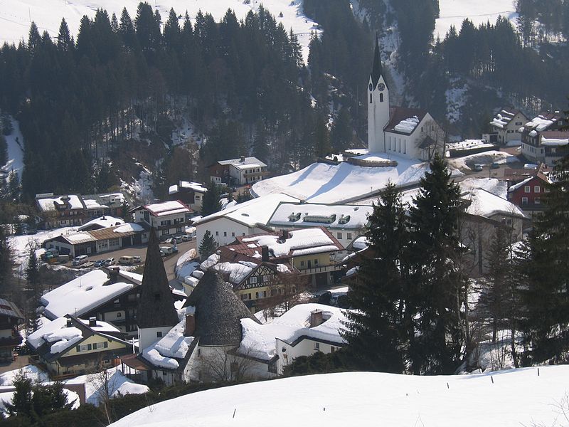 File:Kreuzkirche und St. Anna in Hirschegg.jpg